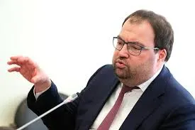 Министр цифрового развития заявил, что внедрение механизмов проверки возраста пользователей — вопрос ближайшей повестки; ведомство изучает зарубежный опыт платформ.