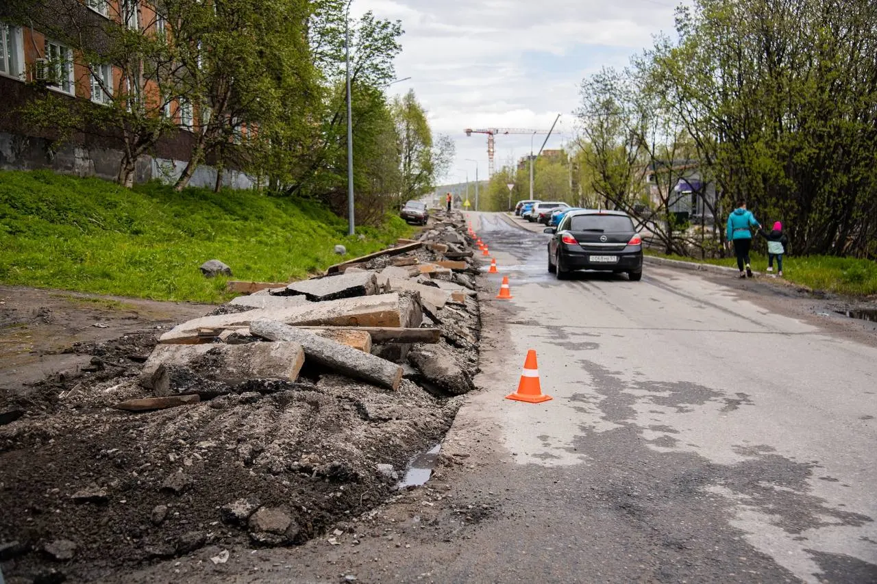 Подрядчик обновит около 2,5 тыс. м² проезжей части и примерно 500 м² тротуаров на участке между улицей Чумбарова‑Лучинского и проездом Ивана Халатина.