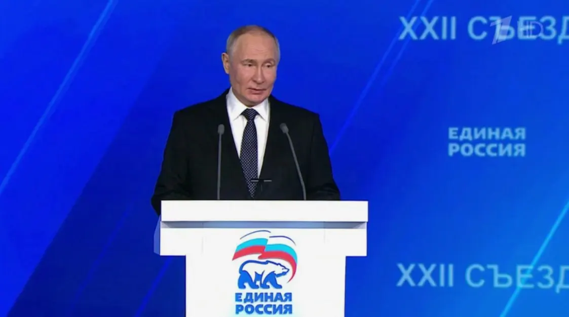 Пресс‑секретарь Кремля не исключил участия Владимира Путина на съезде «Единой России», что может повысить поддержку партии на фоне снижения её рейтинга.