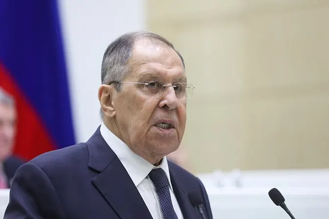 Министр иностранных дел России заявил, что нормы ЕАЭС и Евросоюза взаимоисключающие, поэтому Еревану придётся быстро выбрать — от этого зависят тарифы и фитосанитарные правила. Ранее в России вызывали посла Армении и ввели ограничения на ряд армянских товаров.