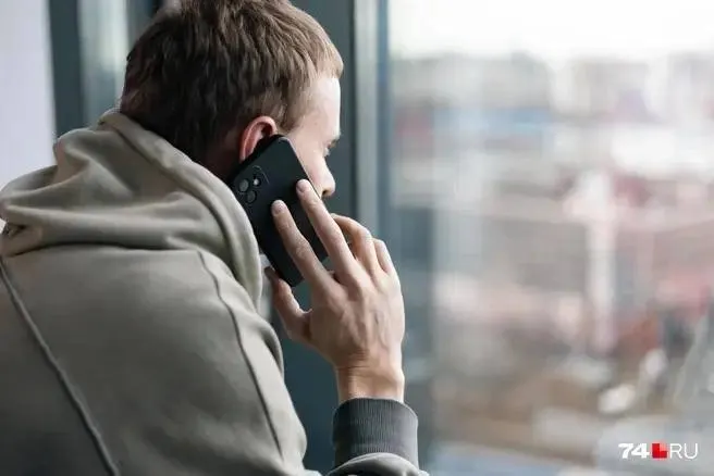Мужчину обвиняют в мошенничестве: находясь в следственном изоляторе, он представлялся сотрудником полиции и убеждал перевести накопления на «безопасный счёт». Дело направлено в суд.