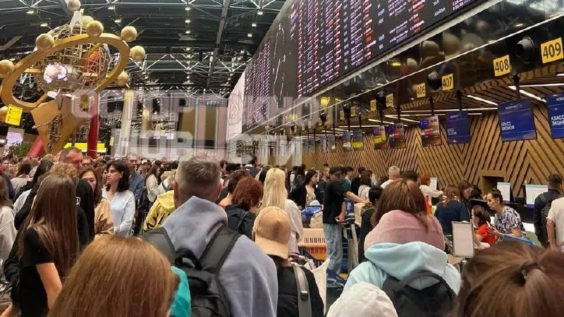 Почти 200 беспилотников были направлены на столицу — в результате временно закрыты аэропорты и отменены или задержаны сотни рейсов; идут проверки и работа экстренных служб.