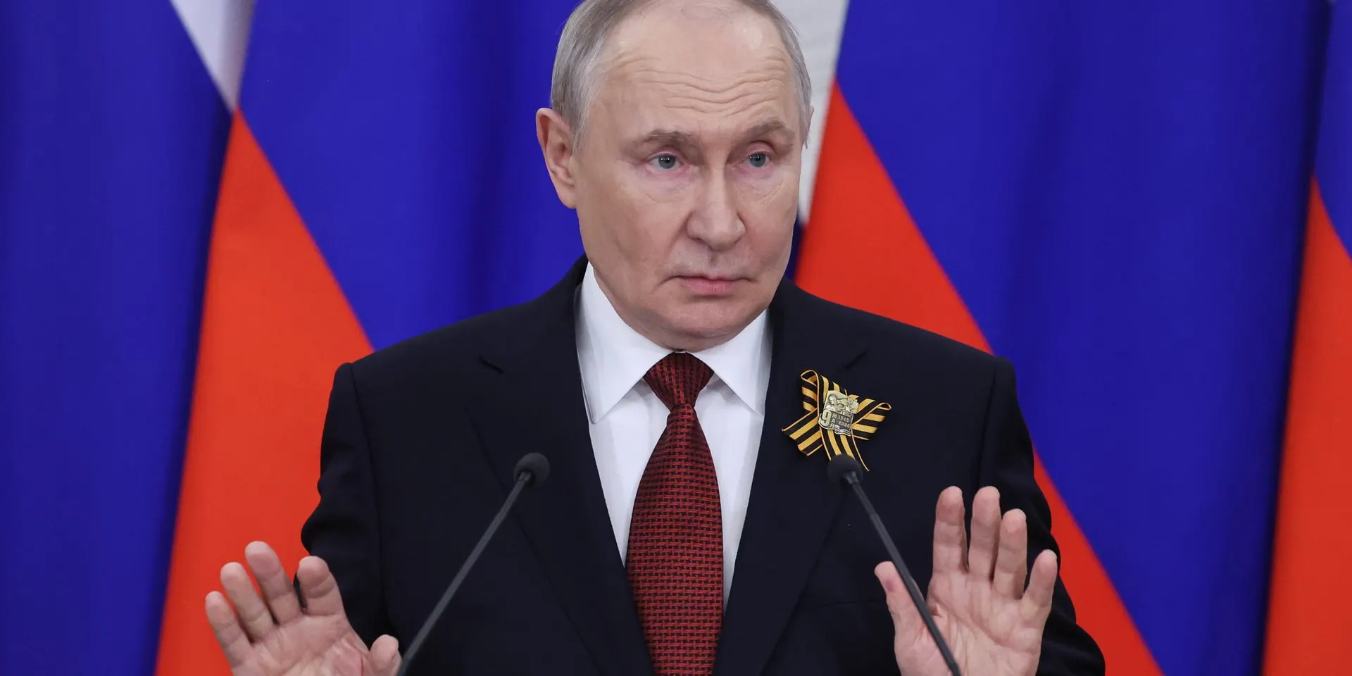 Высокопоставленные чиновники заявляют, что сохранение текущего уровня военных расходов грозит ростом дефицита бюджета. Власть обсуждает сокращение невоенных трат, в то время как Минобороны настаивает на увеличении финансирования.