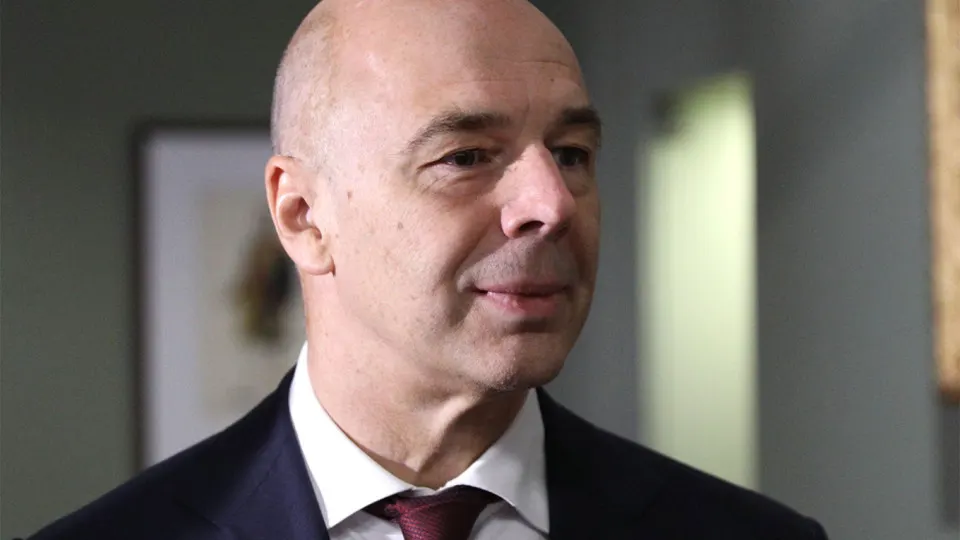 Минфин заявил, что отдельного фонда не будет: компании топливно‑энергетического комплекса должны самостоятельно закупать средства защиты. Затраты можно учитывать в себестоимости, а атаки уже сократили переработку и вызвали дефицит топлива.