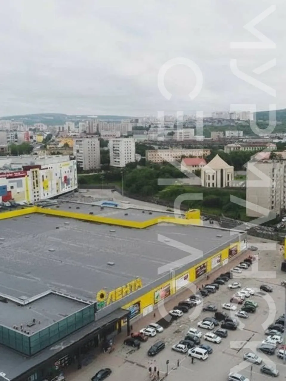 «Группа Лента» официально приобрела сеть гипермаркетов «О'кей» и взяла на себя её долговые обязательства. В результате в Мурманске гипермаркет под брендом «О'кей» прекращает работу.