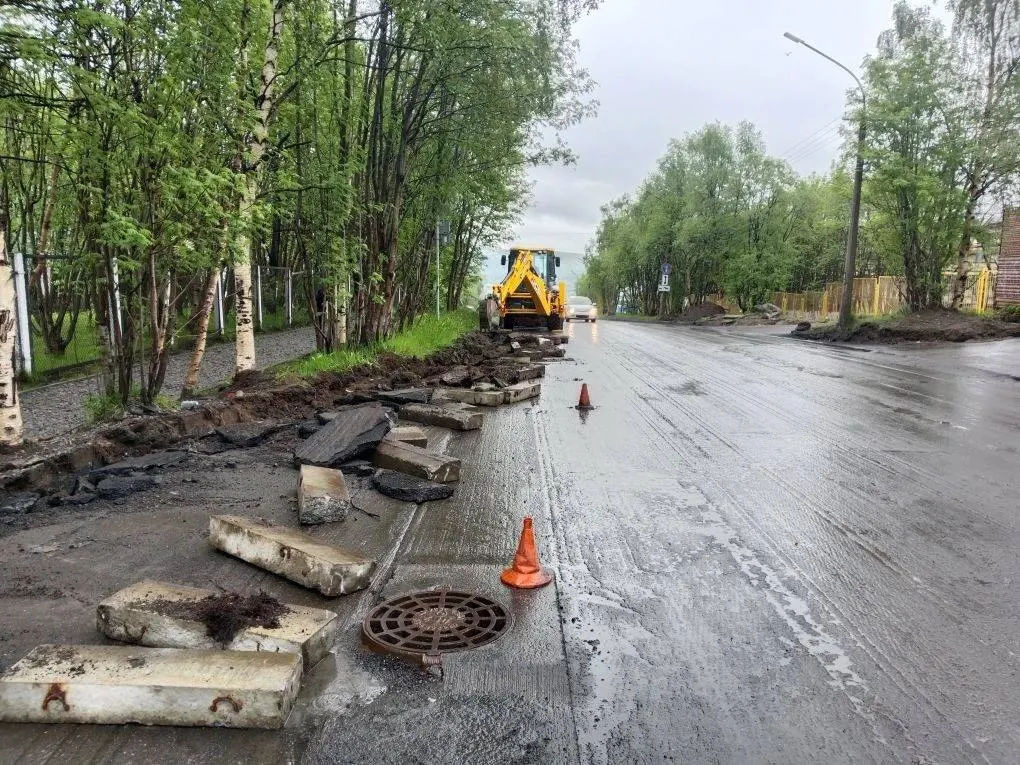 В нескольких районах города укладывают асфальт, монтируют бордюры и завершают обустройство тротуаров — работы ведутся на улицах Юрия Гагарина, Павлика Морозова, Серпантин, Скальная и Алексея Хлобыстова.
