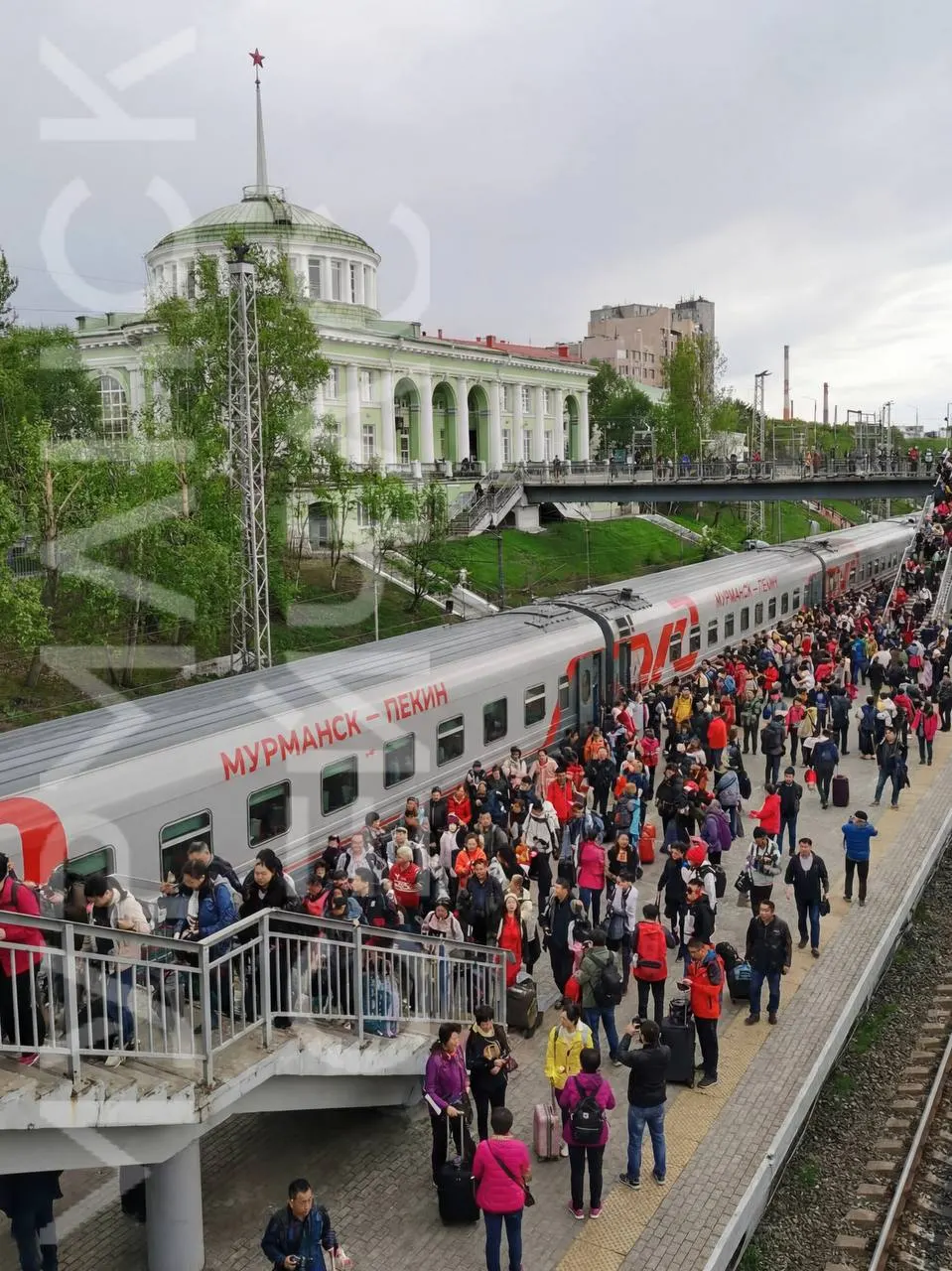 К 2027 году планируют запустить железнодорожный маршрут из Мурманска в Пекин через Монголию или Забайкальск. В дороге — 6–7 суток в одну сторону, поэтому это вариант в первую очередь для терпеливых путешественников.