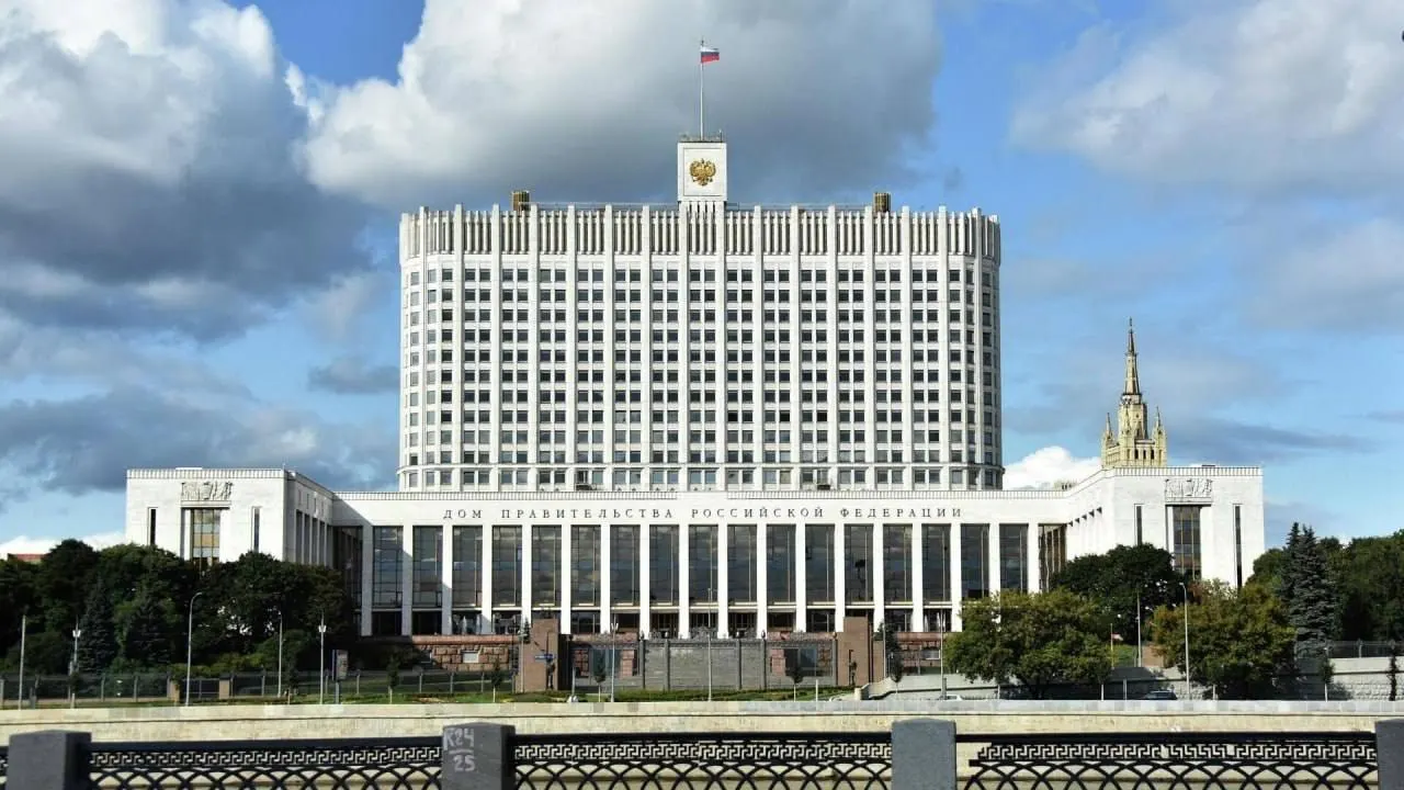 В Госдуму внесён проект о полной или частичной компенсации утильсбора семьям с тремя и более детьми, но в правительстве указали на дополнительные бюджетные расходы и неопределённые источники финансирования.