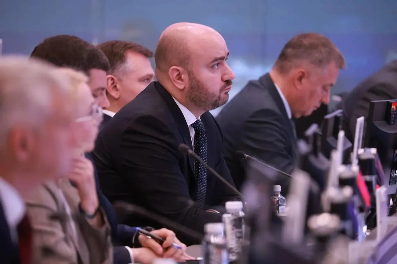 Губернатор Самарской области в ходе рабочей поездки принял участие в совещании под руководством вице‑премьерa: обсуждали поставки бензина и дизеля, стабильность рынка и координацию между федеральным центром, регионами и поставщиками.