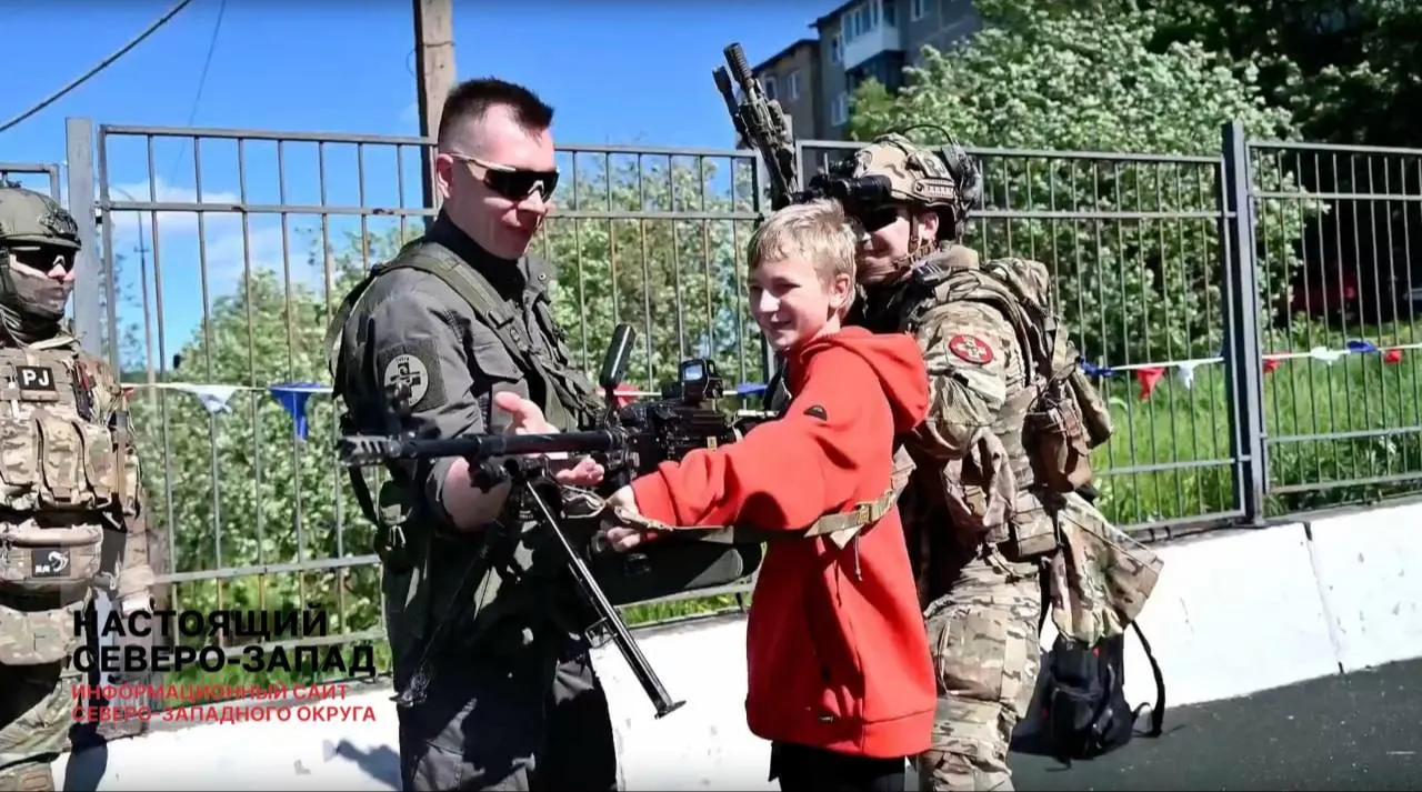 В лагере при школе №5 детям демонстрировали автоматы, гранатомёты и тактическое снаряжение; часть родителей заявила, что их не предупредили и не просили согласия на съёмку.