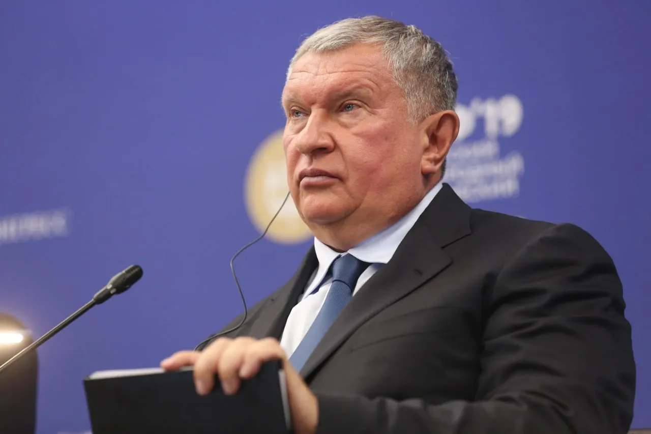 Глава «Роснефти» направил президенту пакет инициатив для урегулирования ситуации на рынке топлива на фоне массовых повреждений НПЗ. Президент поручил вице‑премьеру Александру Новаку рассмотреть предложения.