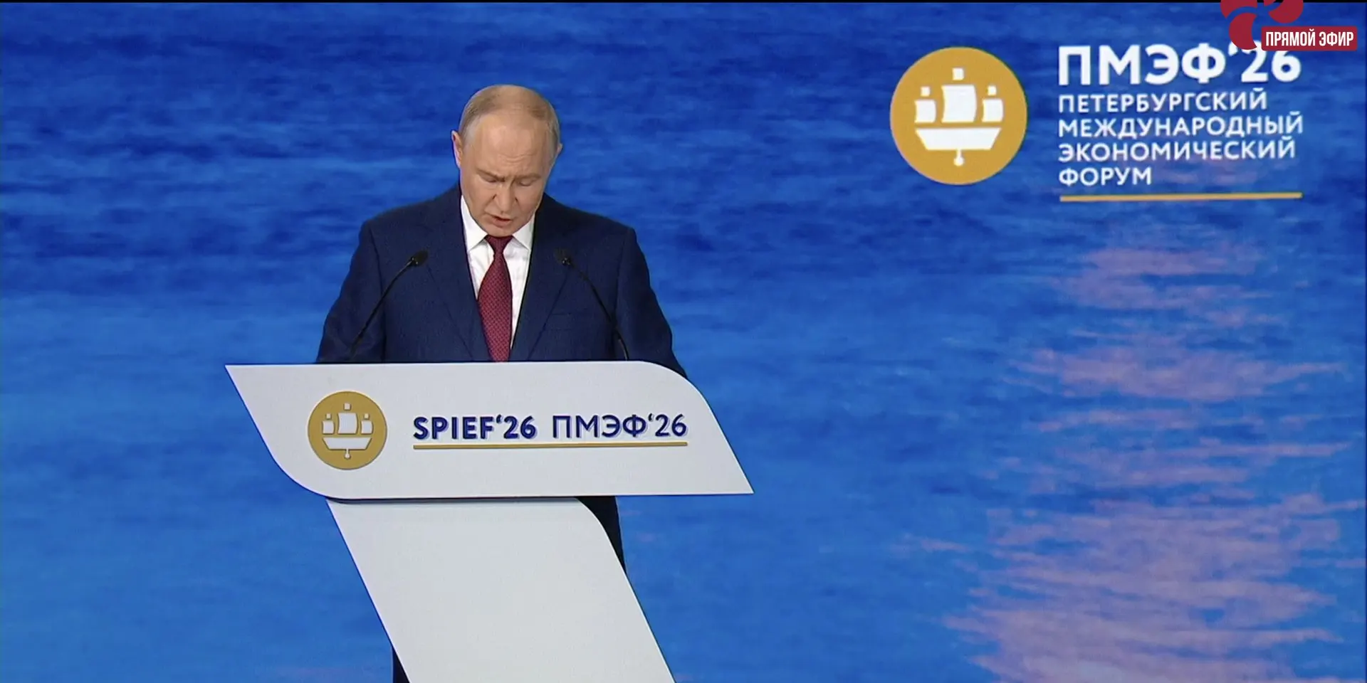 На пленарном заседании форума предложено закрепить в Трудовом кодексе институт стажировок: выпускники будут оформлять срочные договоры на полгода с наставниками. Вопрос об обязательности стажировок пока не ясен.