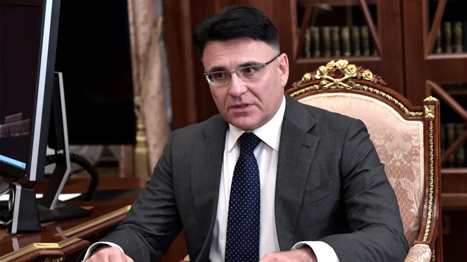 Руководитель крупного медиа‑холдинга призвал ввести квоты на иностранное кино, чтобы ограничить показ «посредственных» лент и освободить экранное время для российских фильмов; ранее похожие инициативы предлагались режиссёром Никитой Михалковым.