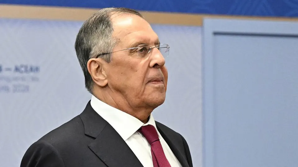 Министр иностранных дел заявил о выполнении указания наносить систематические групповые удары по объектам, от которых зависит боеспособность украинских войск. Заявление последовало после самой масштабной ночной атаки дронов на столичный регион, в результате которой загорелись нефтеперерабатывающий завод и коммерческие объекты.