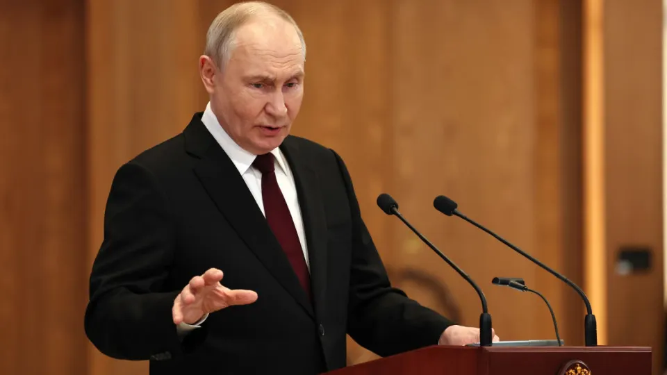 Президент РФ заявил, что в случае запуска беспилотников по российским объектам с территории европейских стран возможны ответные удары; также он охарактеризовал атаки дронов как попытку «раскачать» общество.