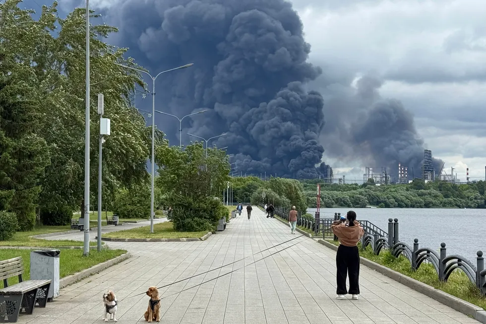По состоянию на конец июня 2026 года беспилотники наносили удары по большинству крупнейших нефтеперерабатывающих заводов в европейской части России; единственные крупные предприятия, которые пока не подверглись атакам, расположены за Уралом — в Омске и Ангарске.