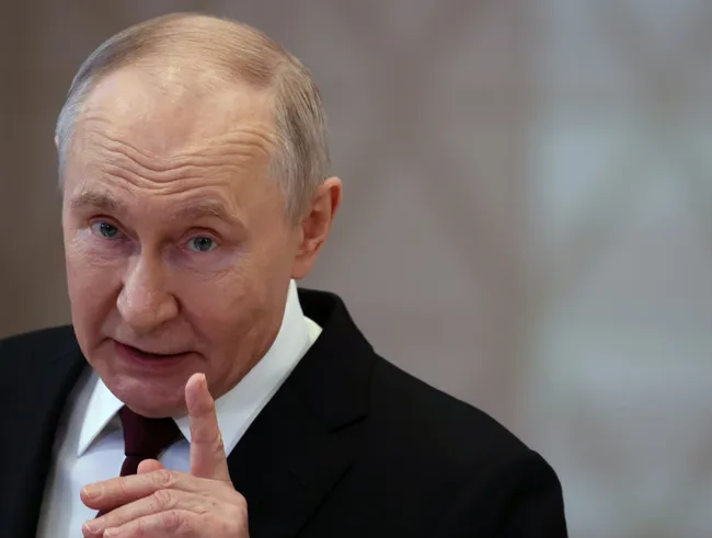 В 25‑минутном интервью президент признал наличие нерешённого, но не критического дефицита топлива, назвал меры для его устранения, пообещал увеличить поставки в Крым и отверг предложение Киева о прекращении ударов вглубь территорий.