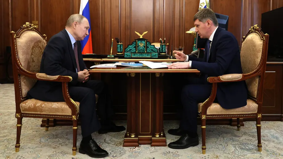 Президент потребовал роста инвестиций как ключевого показателя, но власти и эксперты отмечают спад вложений из‑за бюджетной экономии, высоких ставок, оттока капитала, последствий войны и риска национализаций. Прогнозы предсказывают дальнейшее сокращение инвестиций.