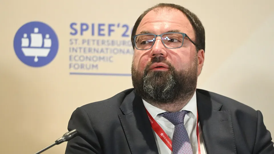 Минцифры планирует внедрить обязательную возрастную идентификацию на онлайн‑платформах. Варианты — от проверки по документам до биометрии, вероятно с использованием единой авторизации через «Госуслуги». Эксперты предупреждают о рисках утечек данных и дополнительных расходах для сервисов.