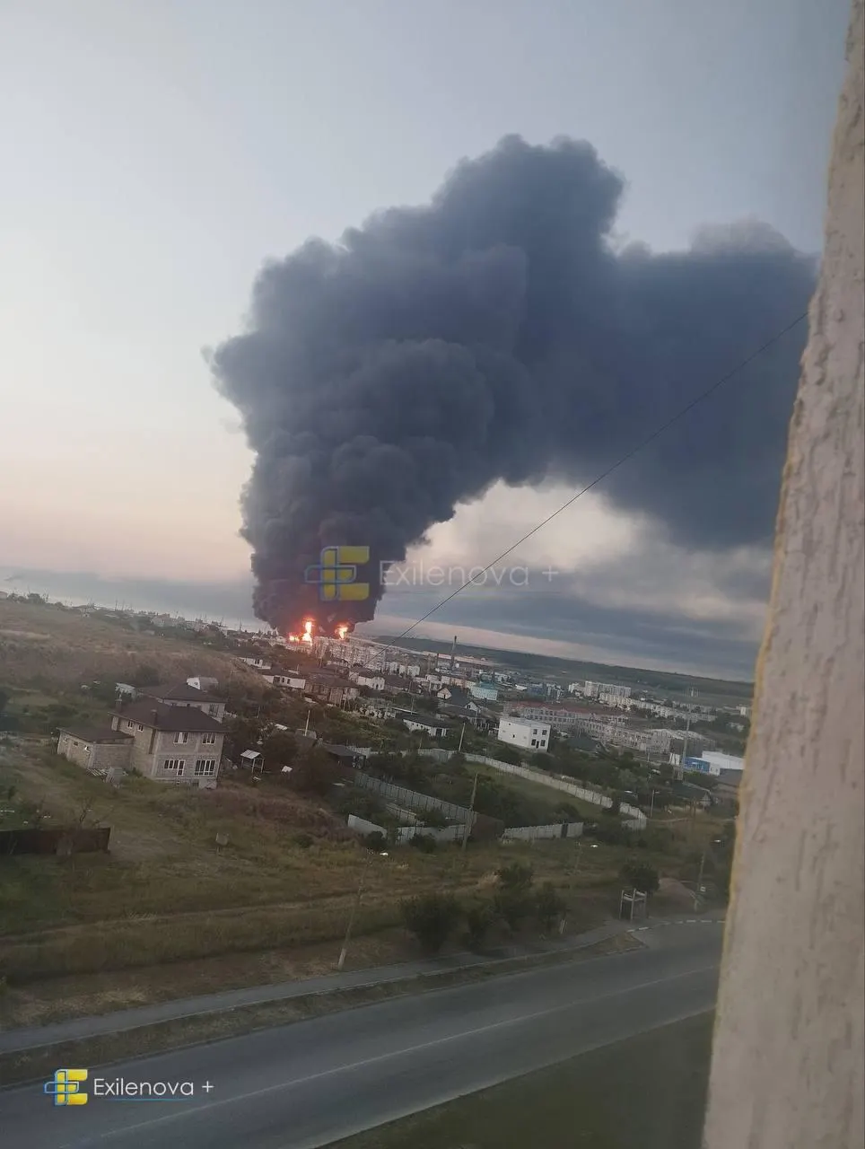 В результате атаки БПЛА в районе Керченского пролива погибли как минимум пять человек, есть многочисленные пострадавшие и повреждения инфраструктуры — пожар на нефтебазе и разрушения жилых домов.
