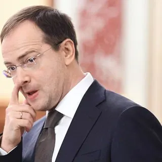 Помощник президента Владимир Мединский выступил за обязательное распределение выпускников бюджетных вузов и заключение трудовых контрактов, приводя в пример медиков. Критики предупреждают, что это ограничит свободу выбора молодых специалистов.