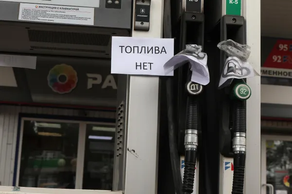 На совещании с руководителями энергетических компаний президент поручил увеличить выпуск топлива — в июле он должен превысить июньские показатели. При этом запас бензина составляет 1,7 млн т (на 4% меньше годом ранее), и дефицит всё ещё ощущается.