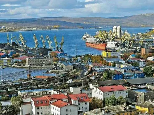 За январь–май 2026 года объем перевалки угля в Мурманском морском торговом порту сократился до 3,62 млн т — падение на 30% по сравнению с прошлым годом; снижение потока угля уменьшает экологическое давление, но визуальные следы загрязнения пока остаются.