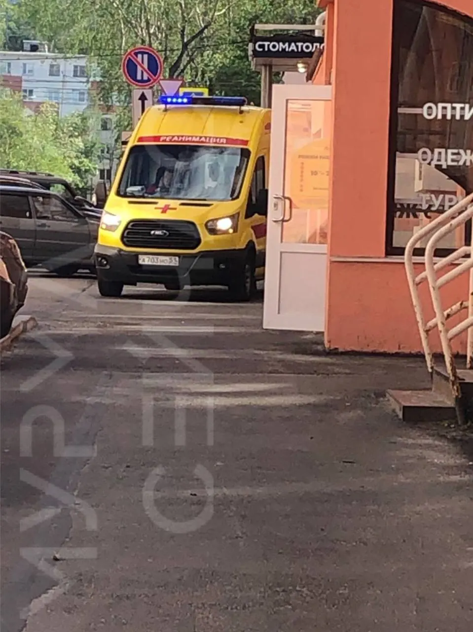 Женщина умерла прямо в арке — врачи реанимации не смогли её спасти.