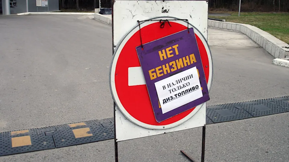 С ночи 3 июня бензин и дизель отпускают только оперативным службам; продажу населению планируют возобновить после полудня. Дефицит связан с ударами по нефтепереработке и логистике, последствия сказываются на нескольких регионах.