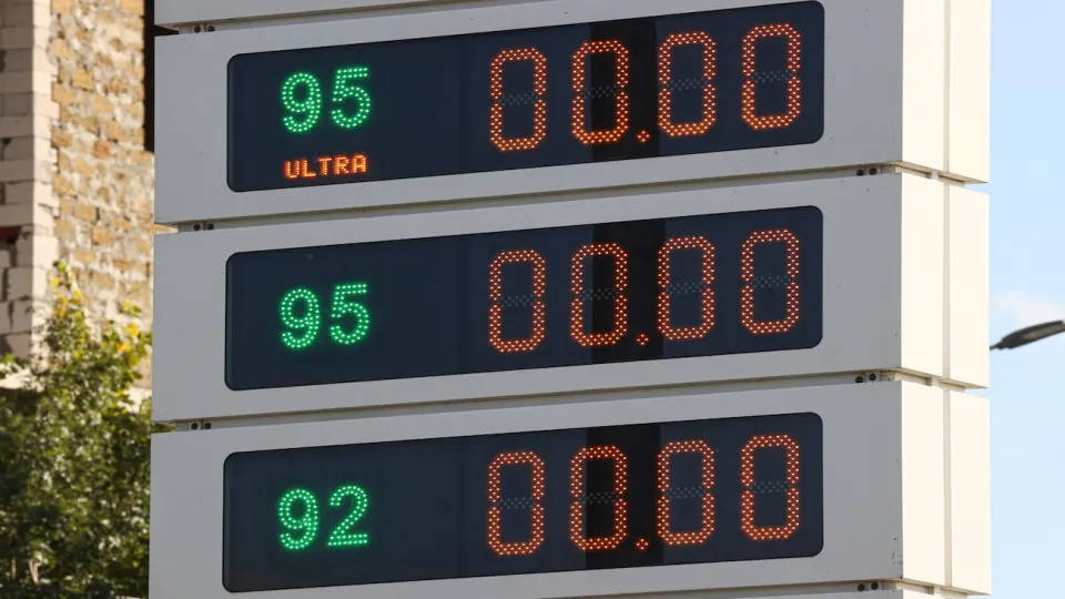 Розничные цены на бензин в России резко ускорили рост: за неделю — около 3%, за три недели июня — примерно 5%. Производство упало после ударов по НПЗ; власти готовят экстренные меры — от допуска топлива пониженного качества до экстренного импорта.