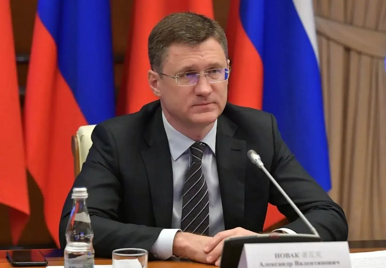 Вице‑премьер заявил, что текущих запасов топлива хватает, а рост спроса вызван паникой. Для выравнивания поставок власти меняют логистику с учётом потребностей регионов.