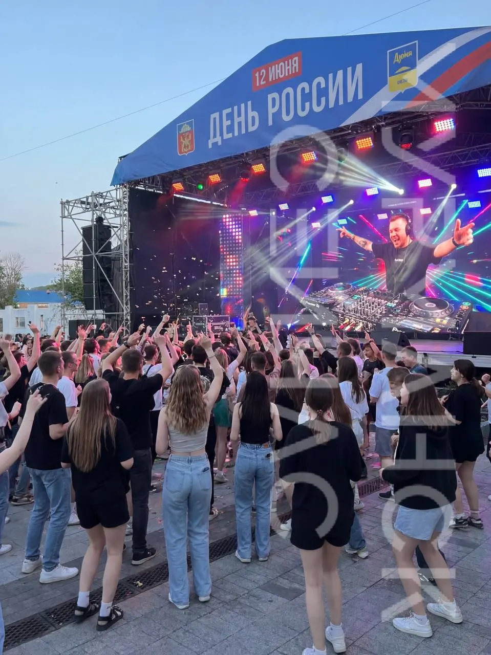 13 июня в 19:00 на улице Ленинградской в Мурманске пройдёт бесплатная танцевальная программа с диджеем под открытым небом.