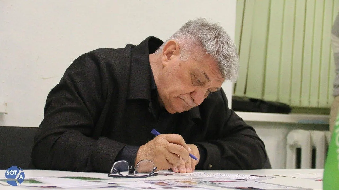 Президент выразил признание заслуг режиссёра в развитии кинематографа. При этом в последние годы Сокуров сталкивался с ограничениями в прокате и был исключён из Совета по развитию кинематографии.