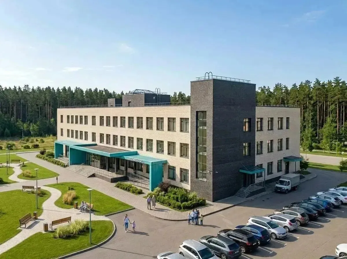 Трёхэтажное здание возведёт подрядчик из Санкт‑Петербурга; закупку медицинского оборудования проведут отдельным контрактом. Общая стоимость с учётом техники — 1,2 млрд рублей.
