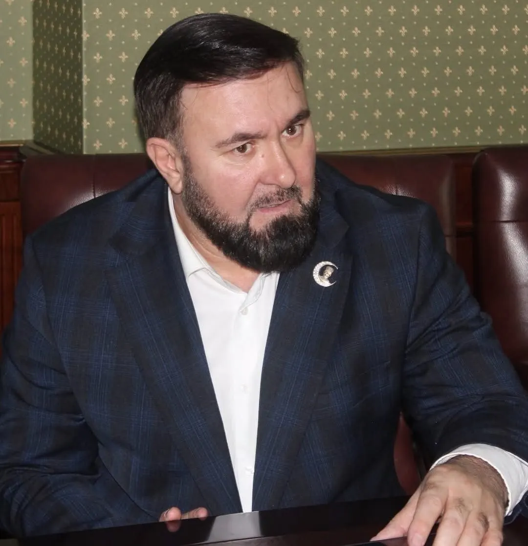 В распоряжении Кремля указано, что Мансур Солтаев получил грамоту за заслуги в укреплении законности и защите прав граждан. Ранее его обвиняли в дискредитации правозащитников и в действиях, связанных с исчезновениями женщин.