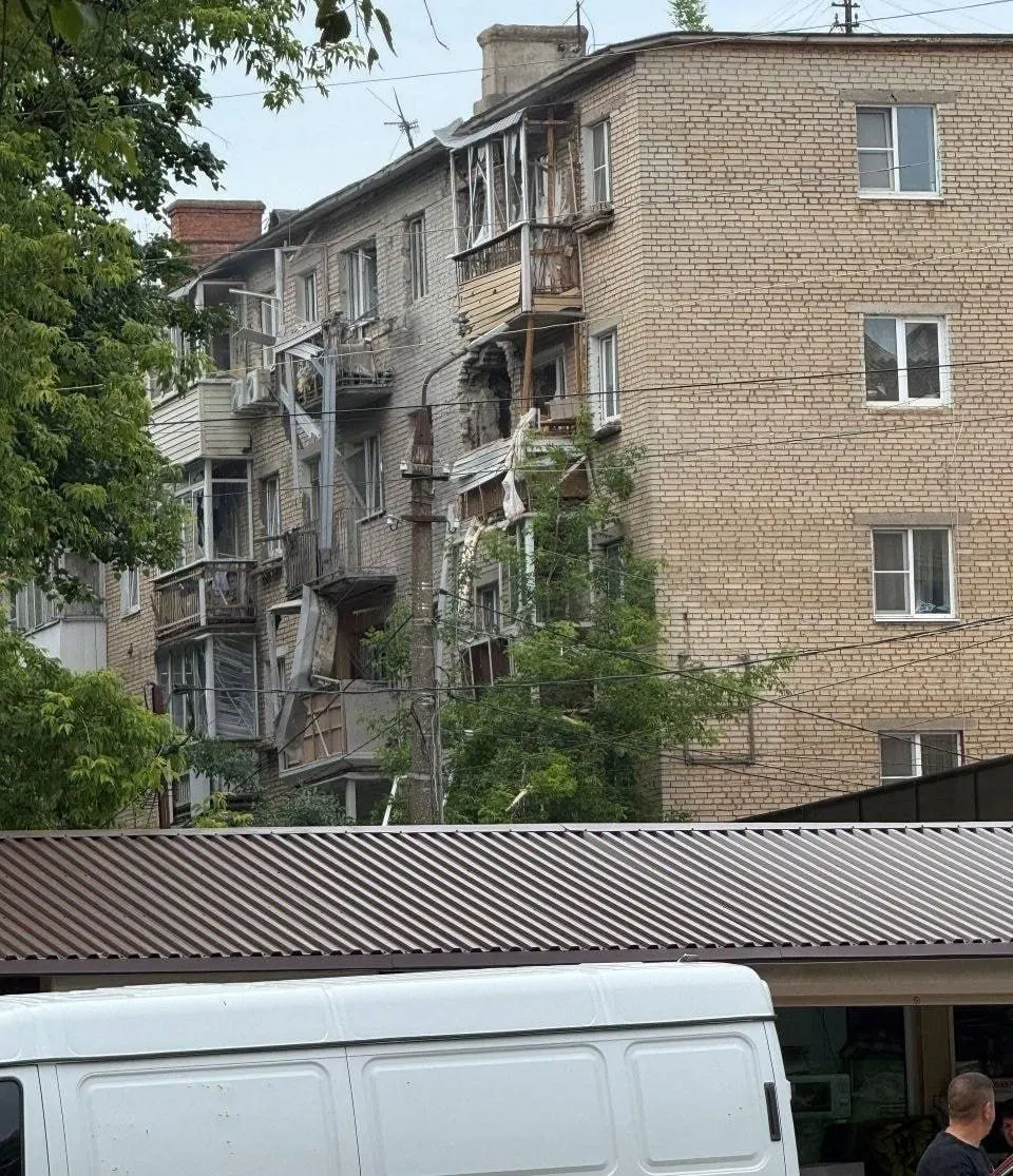 В Щекино Тульской области дрон поразил жилой дом; губернатор сообщил об отсутствии пострадавших и эвакуации жильцов. По стране продолжаются операции ПВО, в ряде аэропортов введены ограничения.
