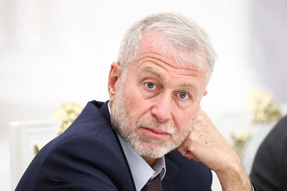 По словам нескольких осведомлённых источников, бизнесмен посетил Киев в мае и встретился с Владимиром Зеленским, после чего получил поручение передать российскому лидеру предложение о личной встрече.