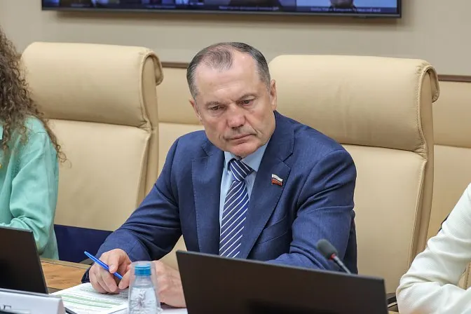 Сенатор предлагает закрепить законом практику, по которой студенты вузов и колледжей будут проводить на базовых предприятиях до половины учебного времени. В инициативе не прописаны вопросы оплаты и защиты прав учащихся.