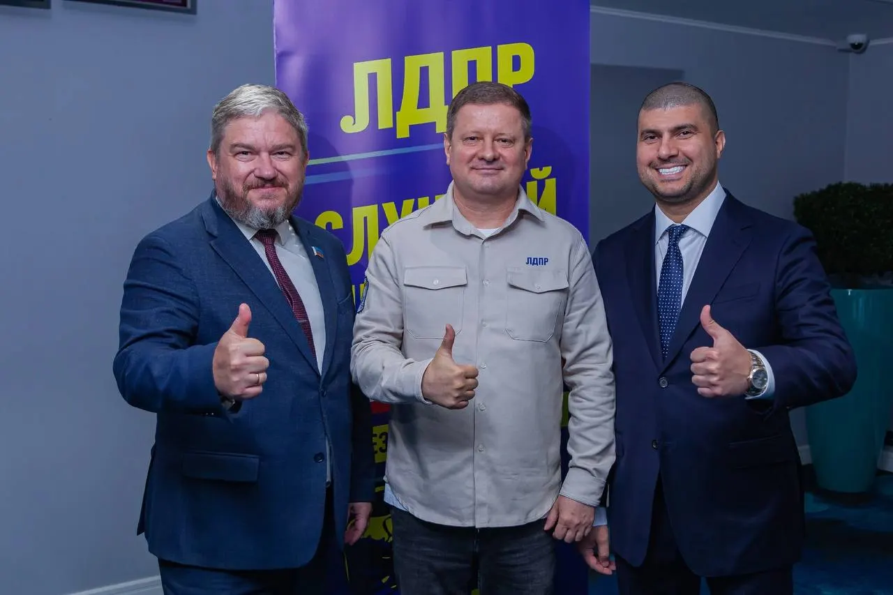 На региональной конференции партии Станислав Гонтарь включён в общепартийный список, а Артур Попов пойдёт по Кировскому округу, в который теперь входят Умба и часть Апатитов.
