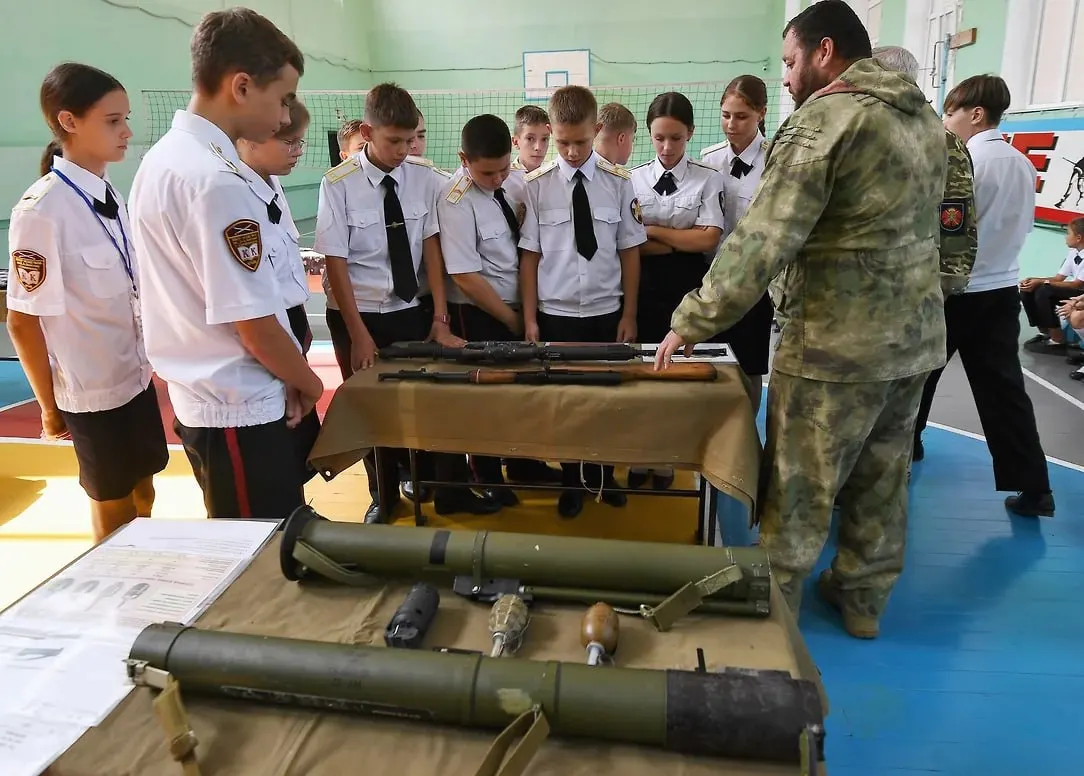 Военно-историческое общество предложило вовлечь школьников и студентов в запись рассказов участников «СВО» и волонтёров. Идею планируют включить в патриотическое воспитание, а материалы — передать в школьные музеи и в цифровой архив.