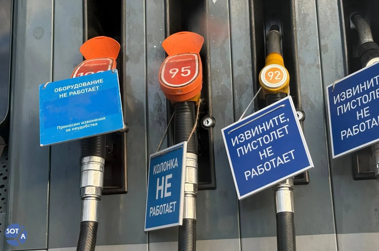 Региональные власти ограничили отпуск бензина и дизеля из‑за перебоев поставок и изменения логистики. В одном из сёл закрылась единственная АЗС, ближайшая — в Кандалакше.