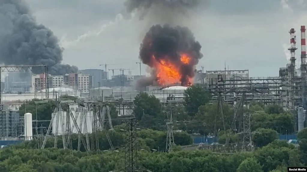 В ночь на 18 июня по Москве и Московской области нанесена крупная атака беспилотников: по сообщениям властей, было сбито более сотни дронов, повреждён нефтеперерабатывающий завод в Капотне и возник пожар в торговом комплексе.