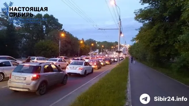 После введения лимитов на АЗС в ряде сибирских регионов в Иркутске образовались очереди по 3–4 км, водители ждут по 8–9 часов, часть сетей закрыла розничные продажи.