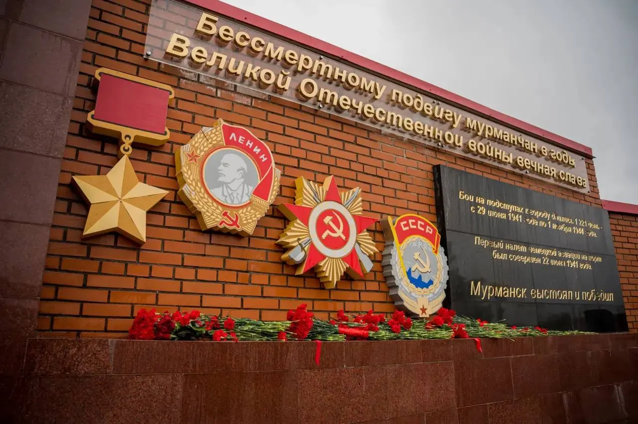 У мемориала, открытого девять лет назад, состоялся памятный митинг: с речами выступили депутаты и чиновники, а юным победителям конкурса передали частицу Вечного огня для акции в Москве.