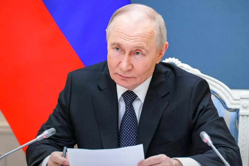 Указ, опубликованный 1 июня 2026 года, дополняет положения от марта 2022 года: механизм, ранее распространявшийся на кредиты и ценные бумаги, теперь распространяется и на банковские депозиты перед иностранцами из стран, признанных «недружественными».
