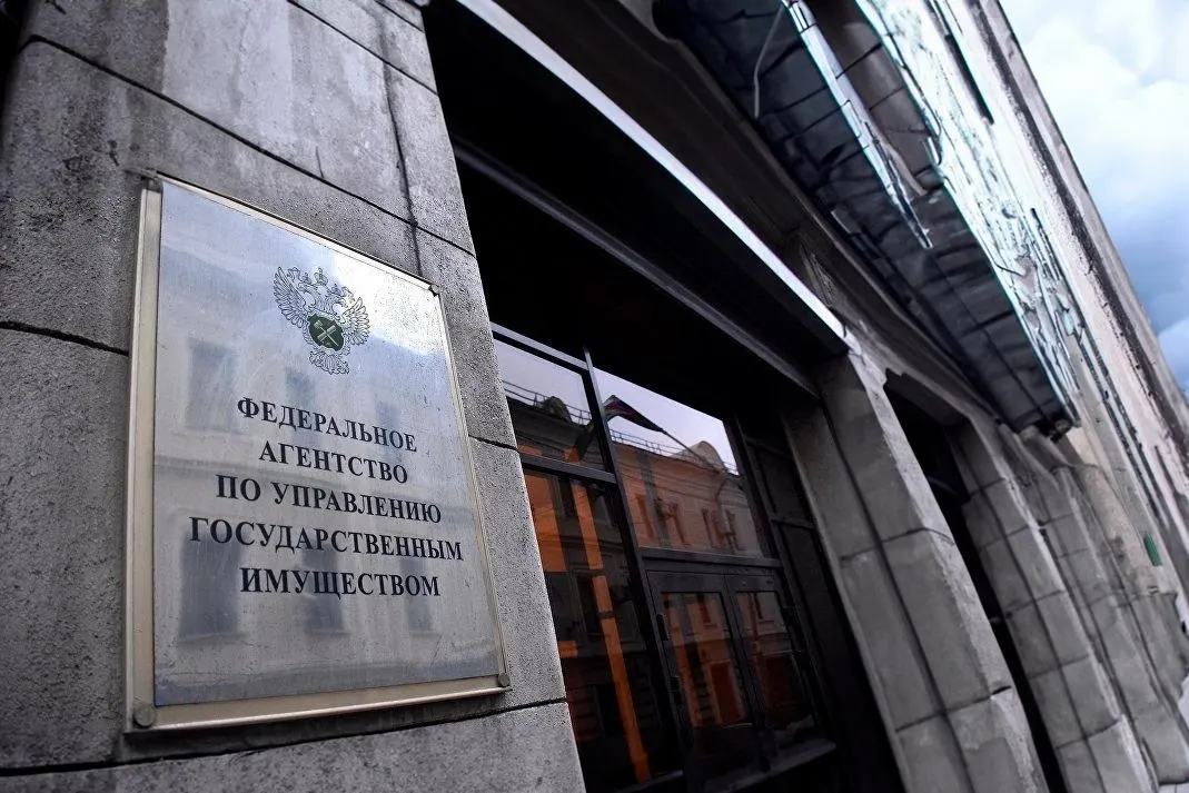 Депутаты отменили ценовой порог и обязательную полугодовую паузу при повторных торгах — теперь можно продавать любые изъятые у коррупционеров квартиры. Также введут реестр оценщиков и ужесточат требования к организаторам торгов.
