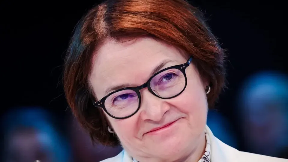 Отсутствие главы Центробанка после ПМЭФ породило слухи и ускорило обсуждение снижения ключевой ставки. Одновременно через оперативные бюджетные решения расширили возможности заимствований и перенаправления средств — с риском для прозрачности и для экономики в целом.