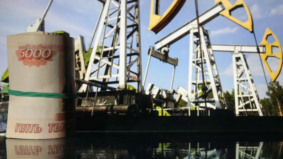 В мае нефтегазовые поступления выросли, но из‑за субсидий нефтяникам, укрепления рубля и падения добычи федеральный бюджет всё ещё испытывает серьёзный дефицит. Минфин предлагает секвестр расходов на несколько лет.
