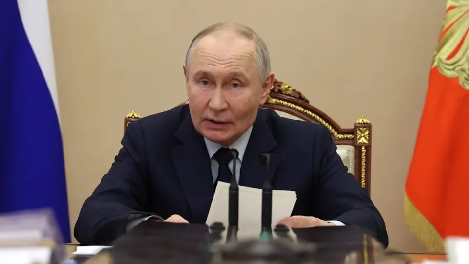 Инвестиции в экономику России в первом квартале упали на 14,3%. Власти признают сдержанность инвестиций, но уверяют, что ситуация под контролем; бюджетные возможности для поддержки ограничены.