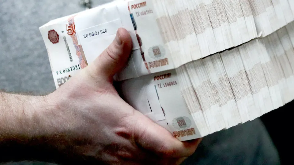 Банк отмечает массовый переход населения и бизнеса к наличным расчётам: наличные в обращении подошли к 20 трлн руб., а Центробанк ужесточил контроль за снятиями и внесениями наличных.